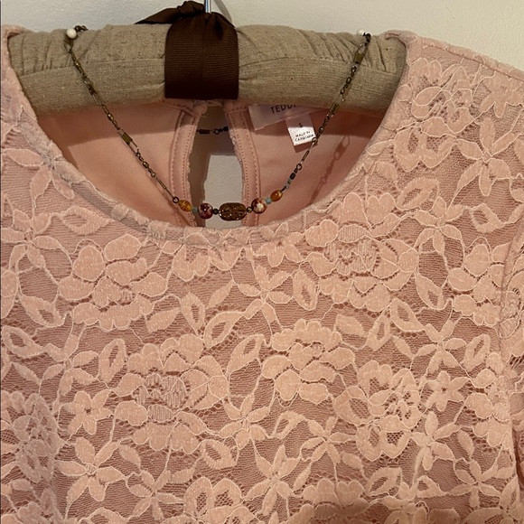 Chic Lace Blouse in Soft Pink - Picture 4 of 4